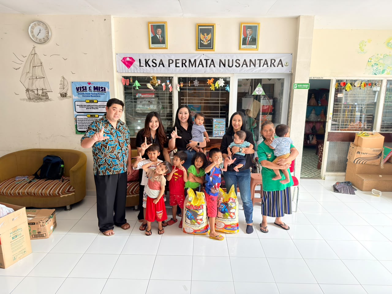 Berbagi sembako ke panti asuhan